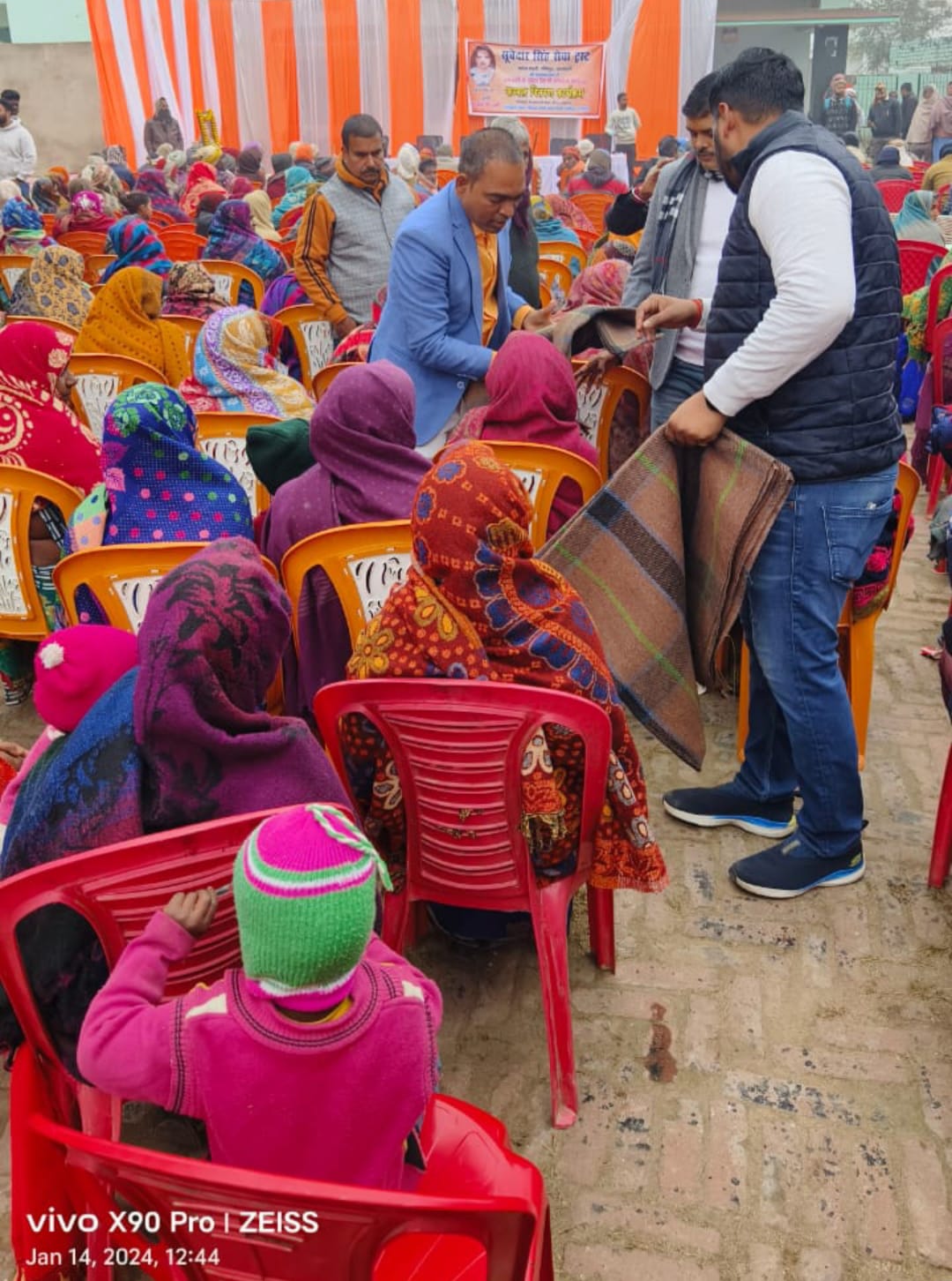 स्व. सूबेदार सिंह की जयंती पर ग्राम सभा बर्थराकलाँ में कम्बलों का हुआ वितरण