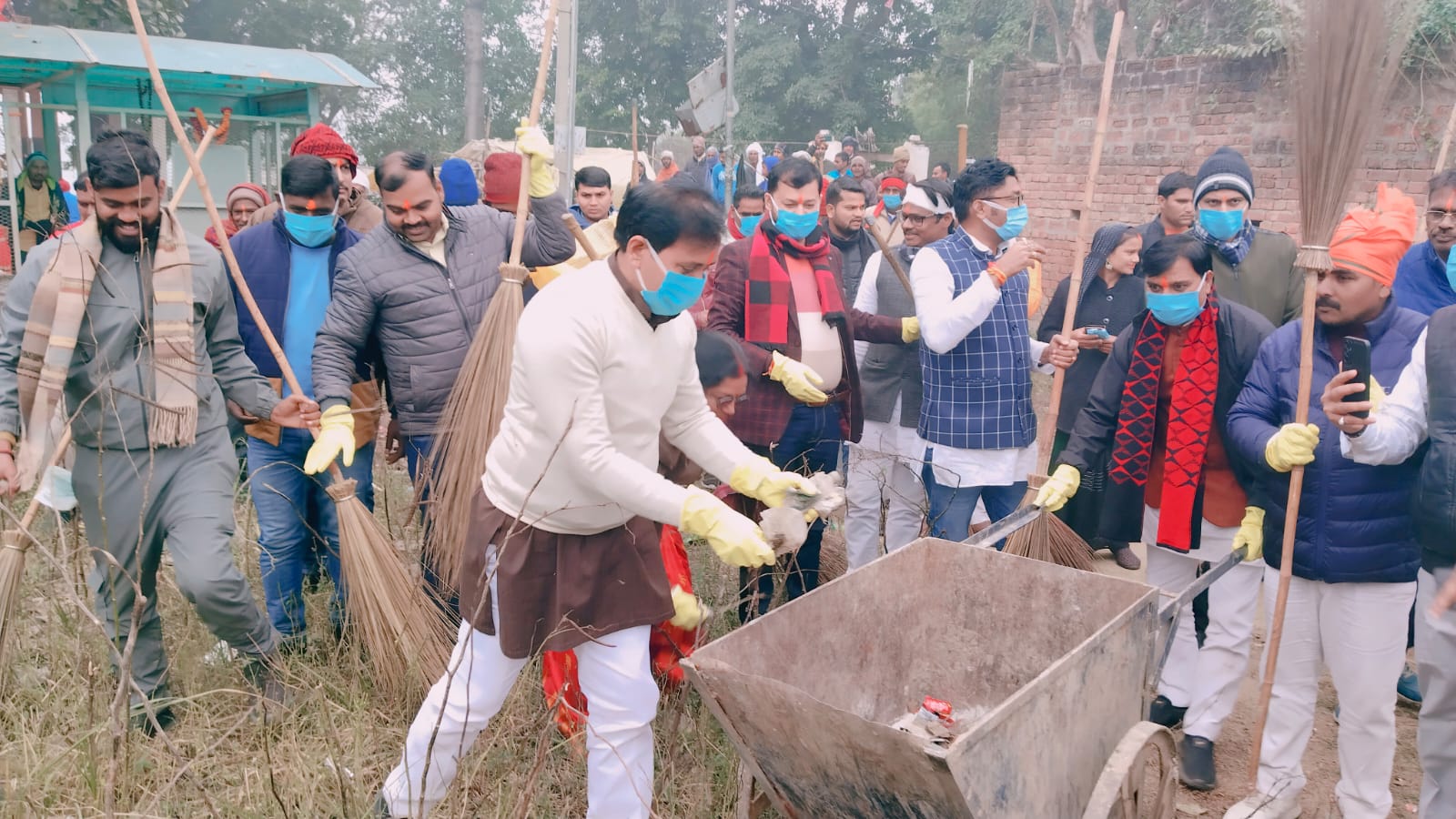 कैबिनेट मंत्री ने हवन-यज्ञ के साथ किया सहभोज, चलाया स्वच्छता अभियान