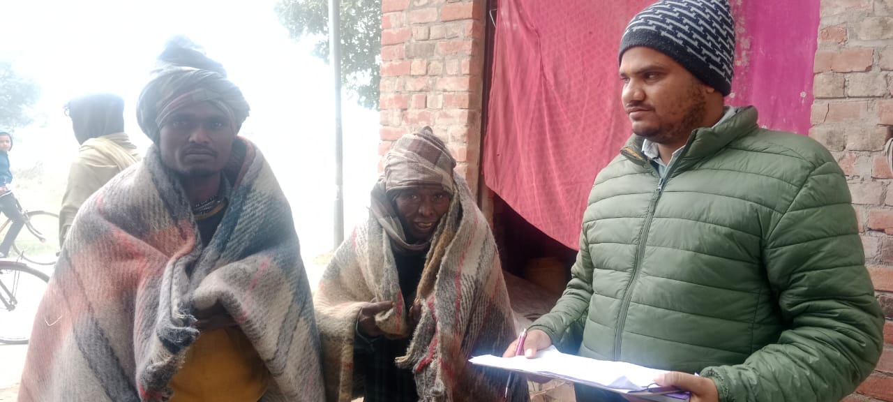 ठंड से बचाव हेतु असहायों में कंबल वितरण