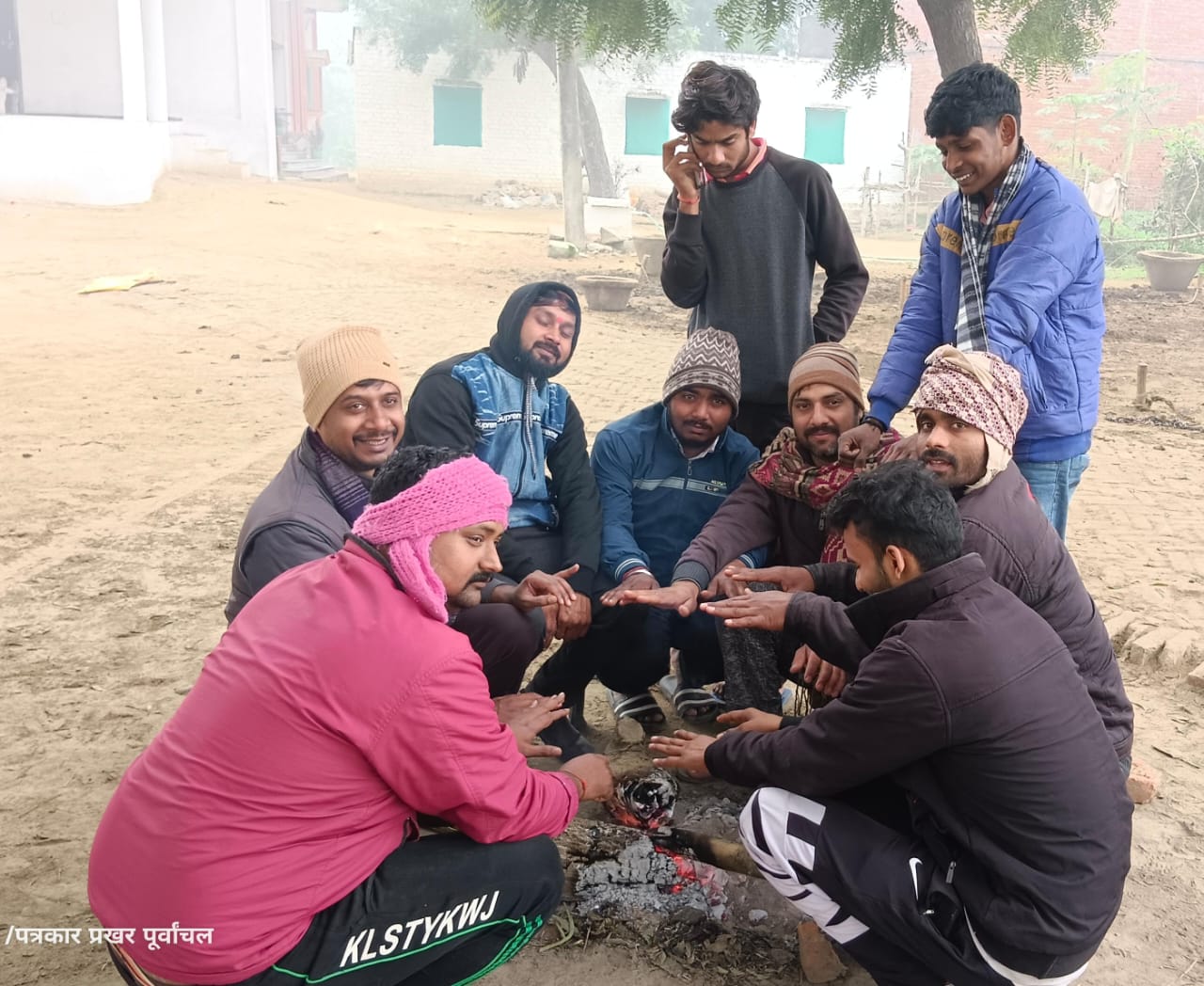 ठंड ने बढ़ाया सितम तो अलाव के सहारे दिन काटने को मजबूर हुए लोग