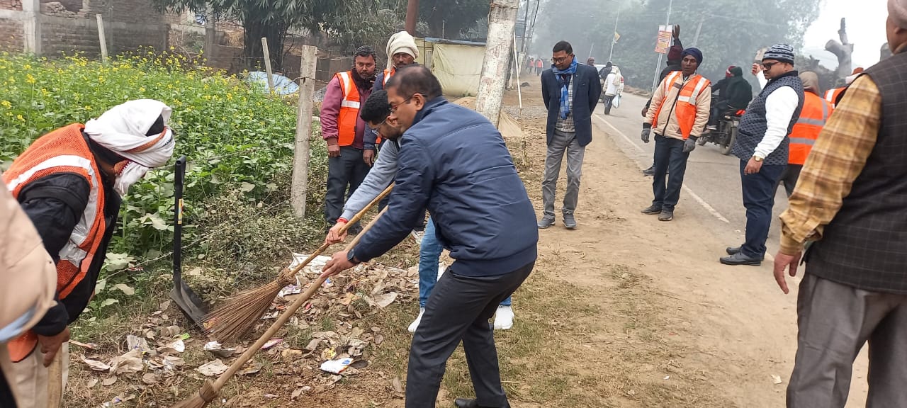 मुख्य विकास अधिकारी ने मारकंडेय महादेव रोड पर स्वच्छता अभियान के तहत लगाए झाड़ू 
