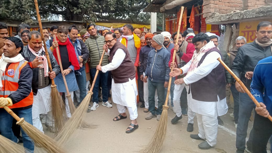 केंद्रीय मंत्री डॉ महेंद्र नाथ पांडे ने मार्कण्डेय महादेव में लगाई झाड़ू