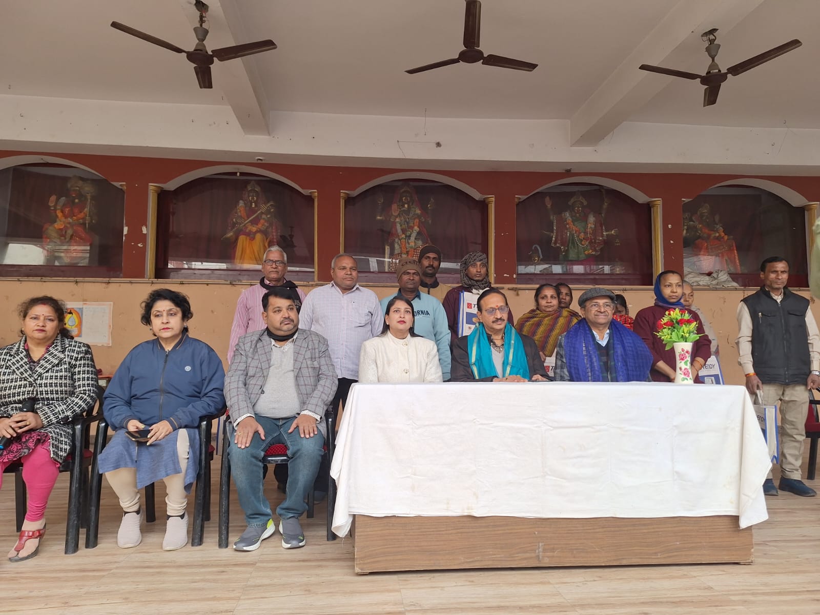 श्री अग्रसेन कन्या इंटर कॉलेज में चतुर्थ श्रेणी कर्मचारियों को गर्म शाल का हुआ वितरण