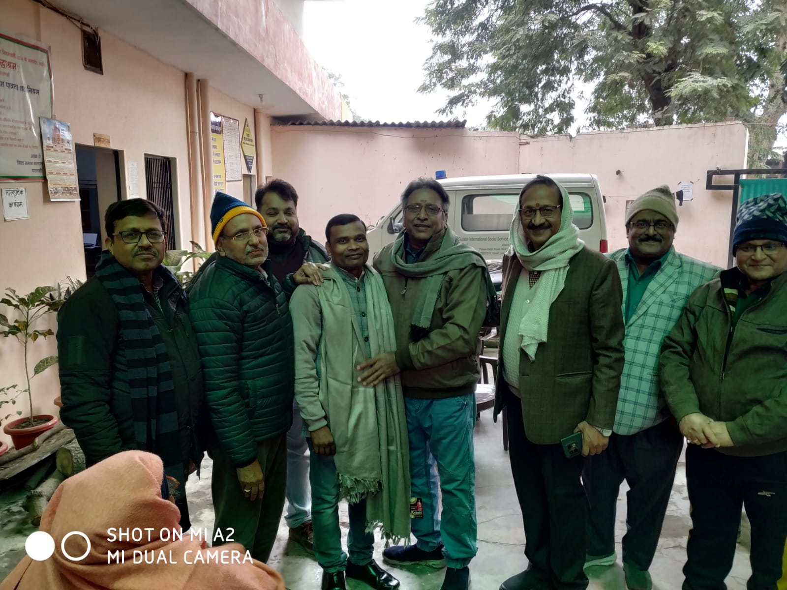 अग्रवाल महासभा चैरिटेबल ट्रस्ट द्वारा सारनाथ वृद्ध आश्रम में ऊनी शॉल का वितरण, वृद्ध जनों ने ऊनी शॉल को पाकर दिया धन्यवाद 