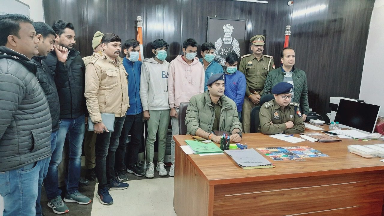 ए०टी०एम० मशीन से धोखाधडी से पैसा निकालने वाले अन्तर्राज्यीय गिरोह के 05 शातिर ठग थाना कैण्ट पुलिस टीम द्वारा गिरफ्तार