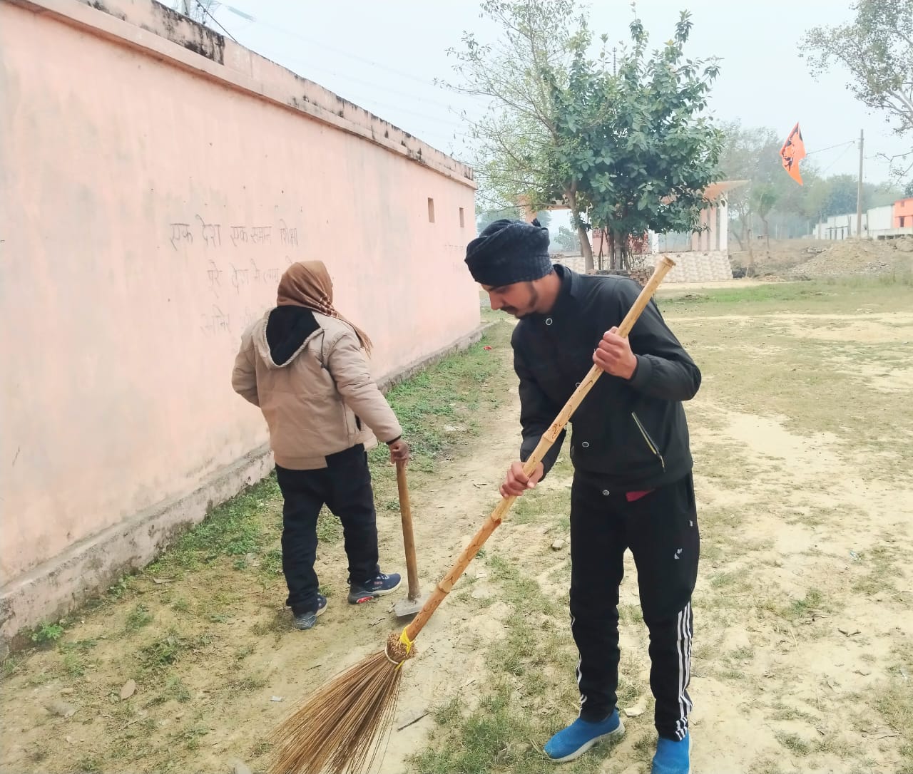 क्षेत्र पंचायत सदस्य सत्यम चौबे ने ग्रामसभा बहादुरपुर में चलाया  स्वच्छता अभियान