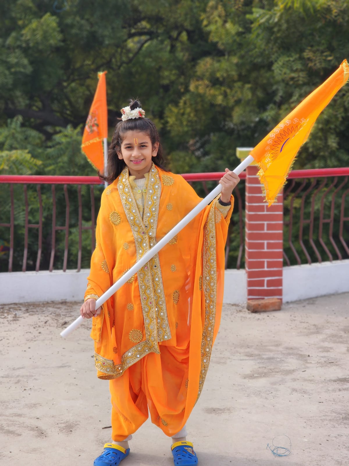 राम का वस्त्र धारण कर जय श्रीराम का नारा लगाते रहे नन्हें-मुन्ने बच्चे
