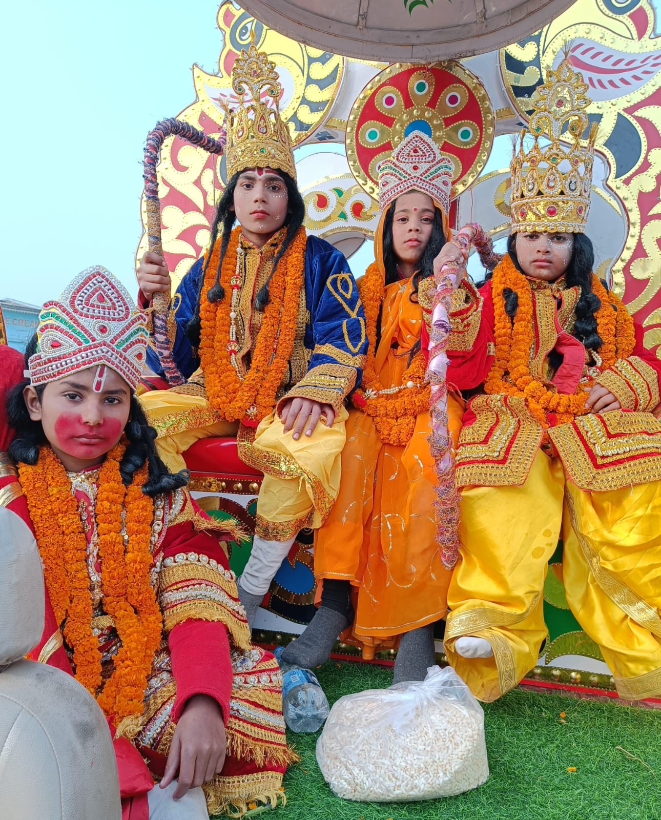 शोभायात्रा निकाल किया गया पूजा अर्चना