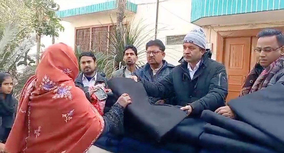 अल्संख्यक कांग्रेस के प्रदेश उपाध्यक्ष एवं पार्षद हाजी ओकास अंसारी ने जरूरतमंद लोगों को किया कंबल वितरण
