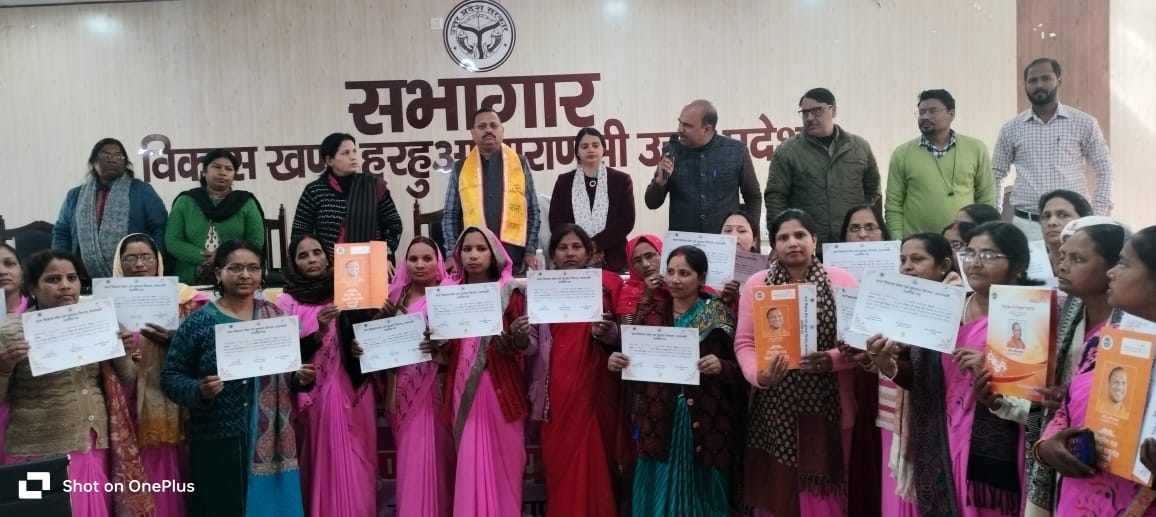 आंगनबाड़ी कार्यकर्ता मुख्य शिल्पकार को दी गई प्रशस्ति पत्र