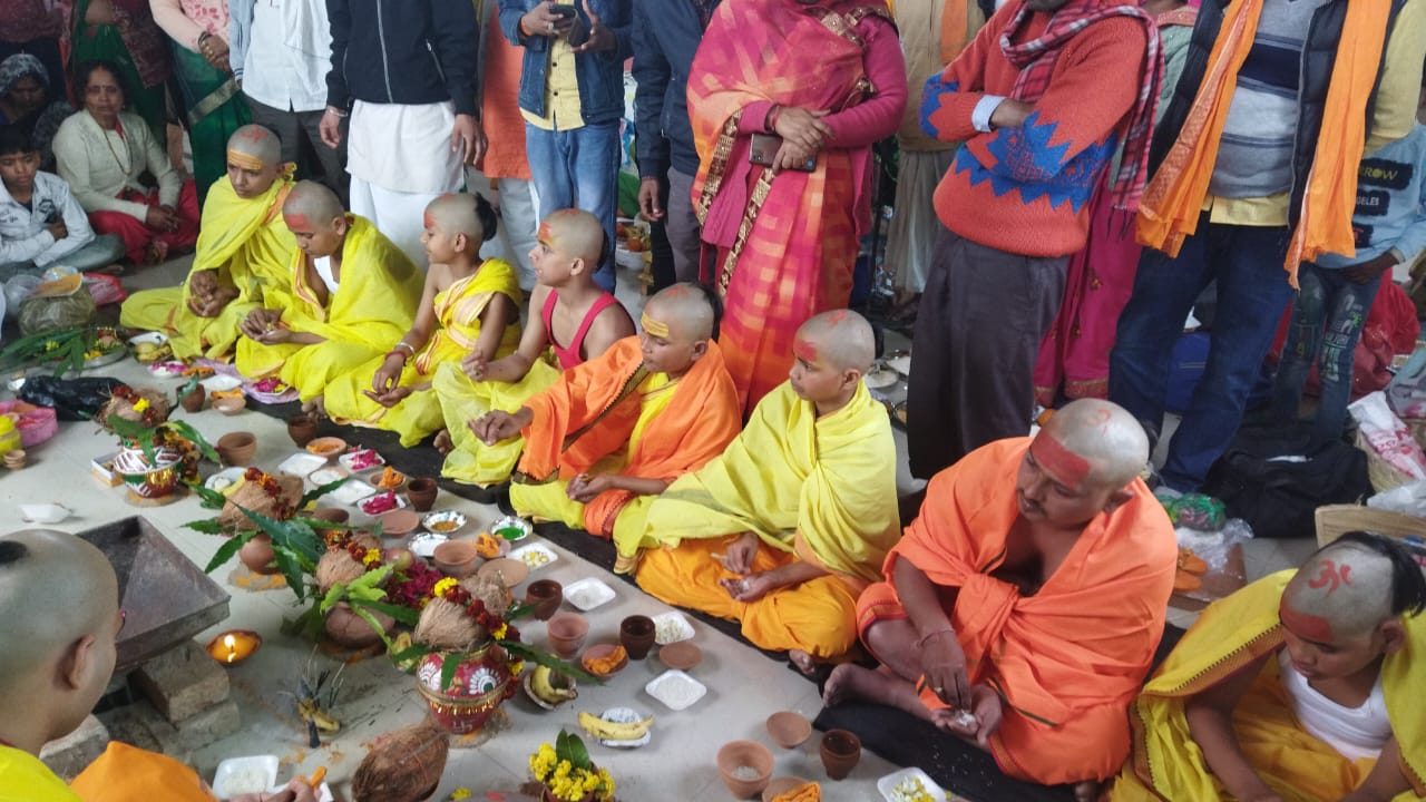 नमामि गंगे से प्रकाशित पुस्तिका को माघ मास एवं बसंत पंचमी के पावन पर्व पर डॉ नरेंद्र नाथ व्यास जी के करकमलों द्वारा प्रदान किया – राजेश शर्मा प्रयागराज