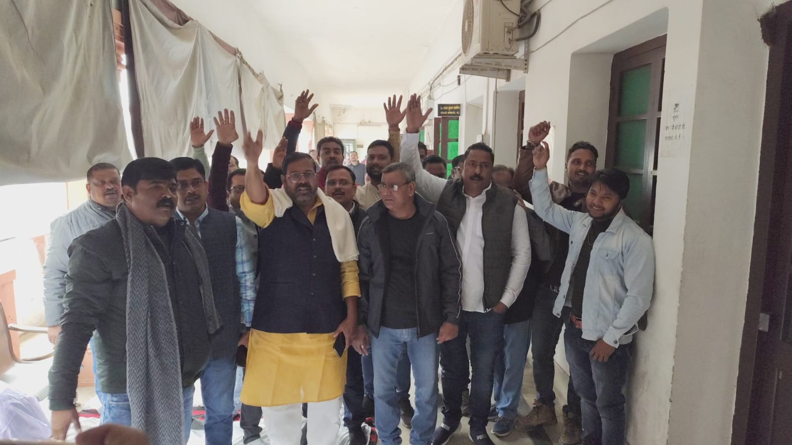 वाराणसी नगर निगम कान्ट्रैक्टर्स एसोसिएशन सिगरा वाराणसी द्वारा नगर निगम मे सामान्य अभियन्त्रण विभाग के ठेकेदारो की समस्याओ का निस्तारण न होने के कारण विरोध मे धरना का दूसरा दिन रहा जारी |