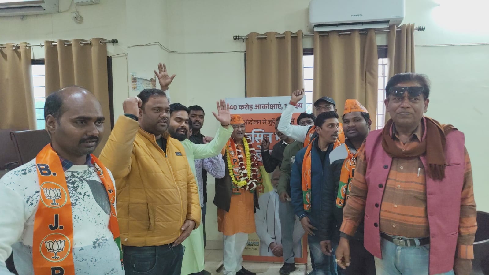 उत्तर प्रदेश स्वर्णकार समाज एसोसिएशन के प्रदेश वरिष्ठ उपाध्यक्ष पृथ्वी पाल सिंह ने अपने समाज एवं परिवार के लोगों संग भाजपा की सदस्यता की ग्रहण ।
