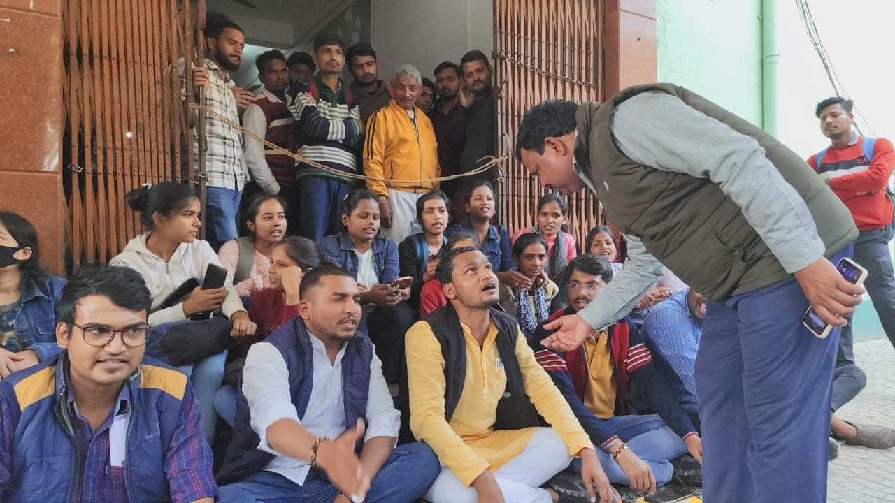 महात्मा गाँधी काशी विद्यापीठ कैंपस मे एमए सेंकेंड सेमेस्टर के छात्रों ने रिजल्ट की मांग को लेकर दिया धरना