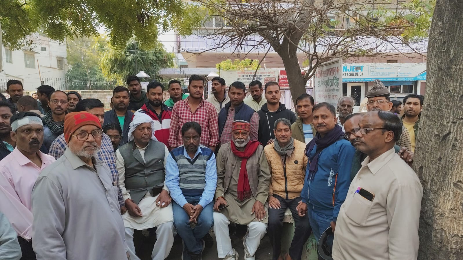 कोटेदारों ने सरकार से मिले इलेक्ट्रॉनिक इ-पास मशीन को लेकर किया धरना प्रदर्शन |