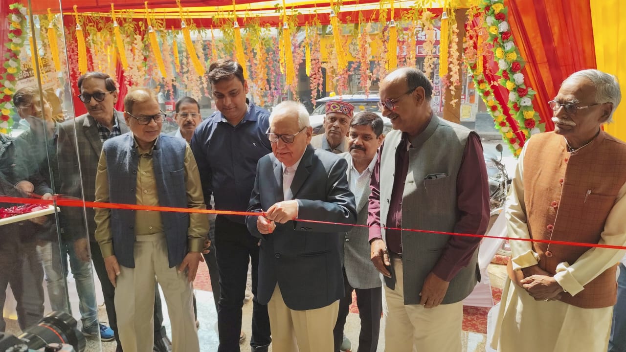 आधुनिक मेगा एक्सक्लूसिव आप्टिकल शोरूम इम्पायर आप्टिकल का समर्पण हास्पिटल के प्रबन्ध निदेशक डाक्टर एस0जे0 सिंह ने फीता काटकर किया उद्घाटन