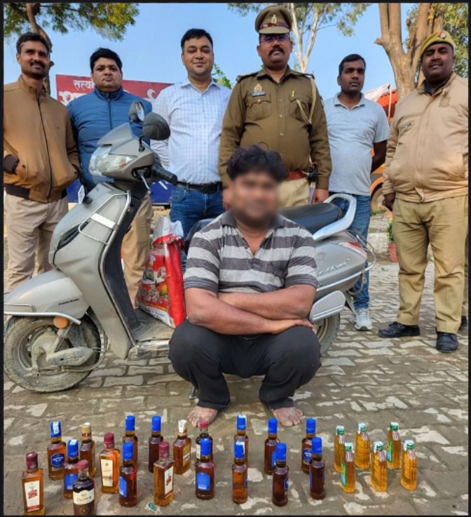 थाना मिर्जामुराद पुलिस व आबकारी टीम ने अवैध शराब बेच रहे एक अभियुक्त को 25 अदद विविध ब्रांड के शराब की शीशी के साथ किया गिरफ्तार