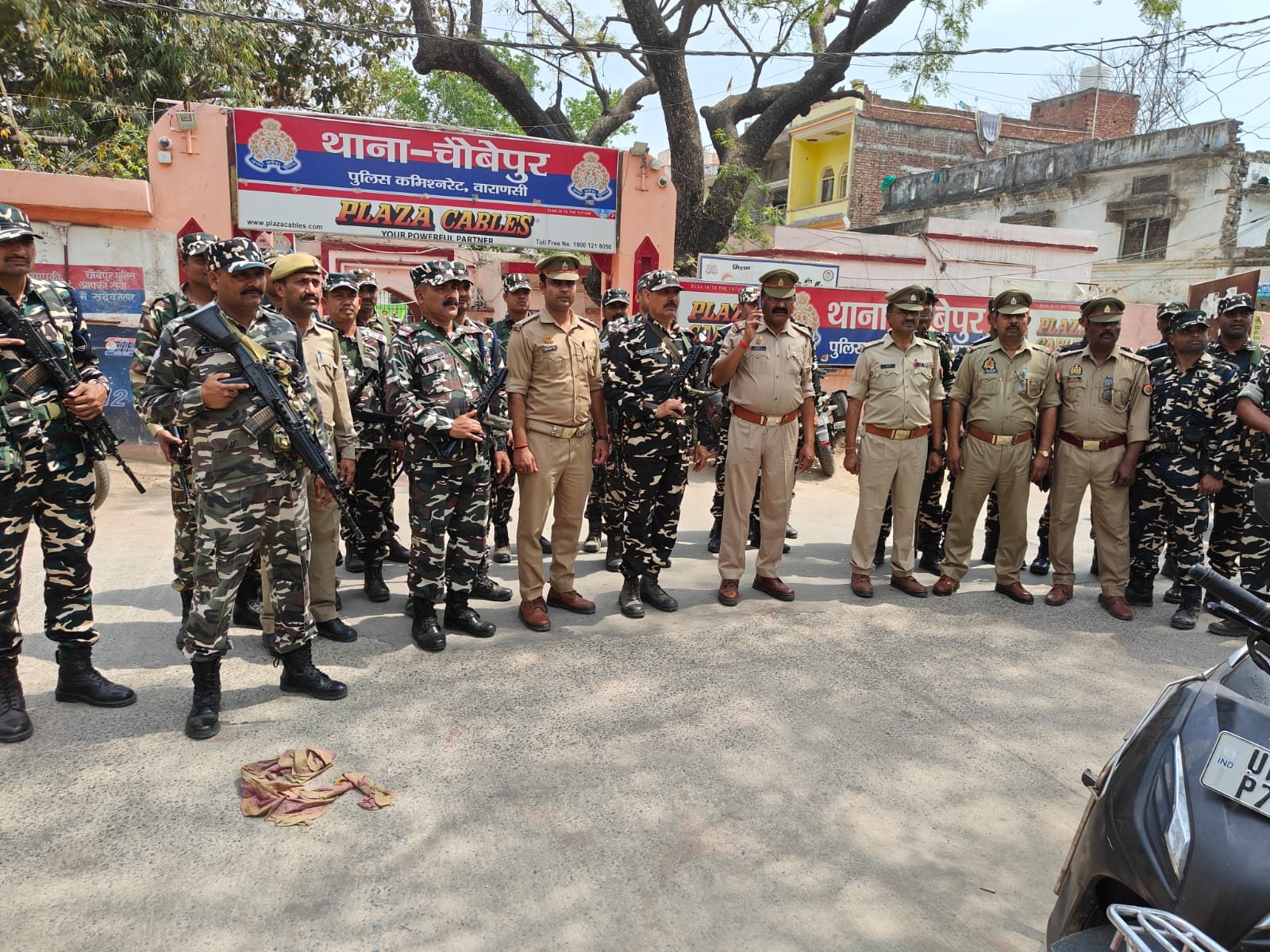चौबेपुर थाना प्रभारी निरीक्षक विद्याशंकर शुक्ला पुलिसकर्मियों एवं बीएसएफ के जवानों के साथ शांति व्यवस्था के लिये किया फ्लैग मार्च