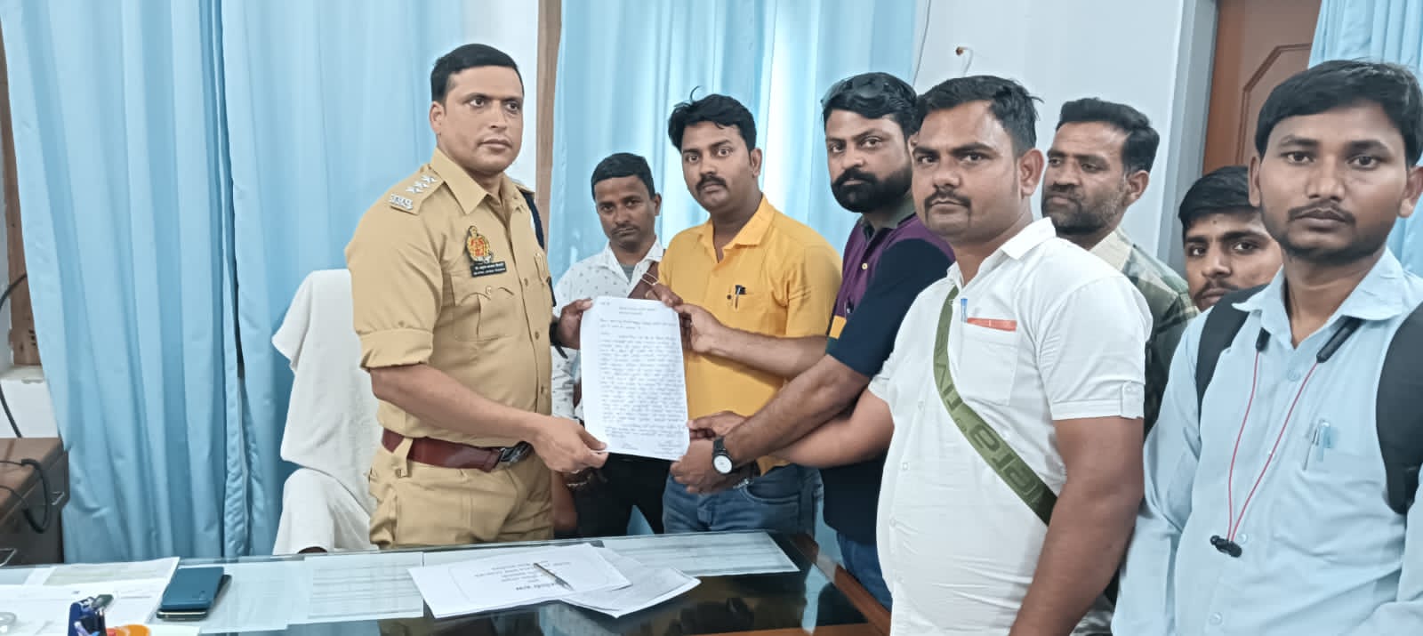 एसीपी से मिला पत्रकार प्रतिनिधि मंडल मुकदमा दर्ज कराने को लेकर सौंपा ज्ञापन,एसीपी ने चोलापुर पुलिस को दिया मुकदमा दर्ज करने का आदेश