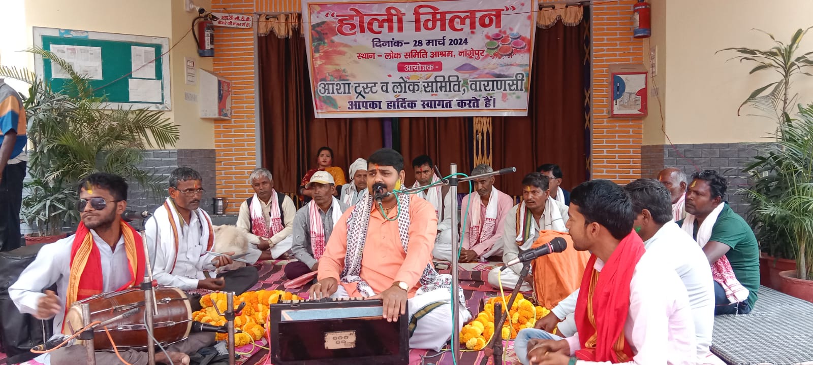 होली मिलन समारोह में उड़े अबीर-गुलाल, शत-प्रतिशत मतदान की गयी अपील
