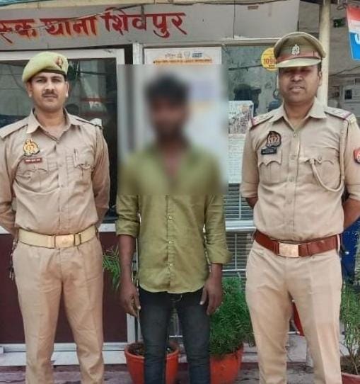 दहेज हत्या से संबंधित प्रकरण मे 20,000/- रुपये का इनामिया वांछित अभियुक्त थाना शिवपुर पुलिस टीम द्वारा गिरफ्तार
