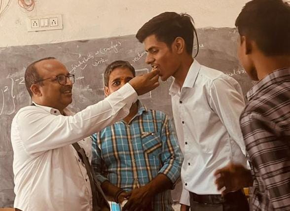 सफलता का श्रेय छात्रों को खुद है- बीडीओ चोलापुर