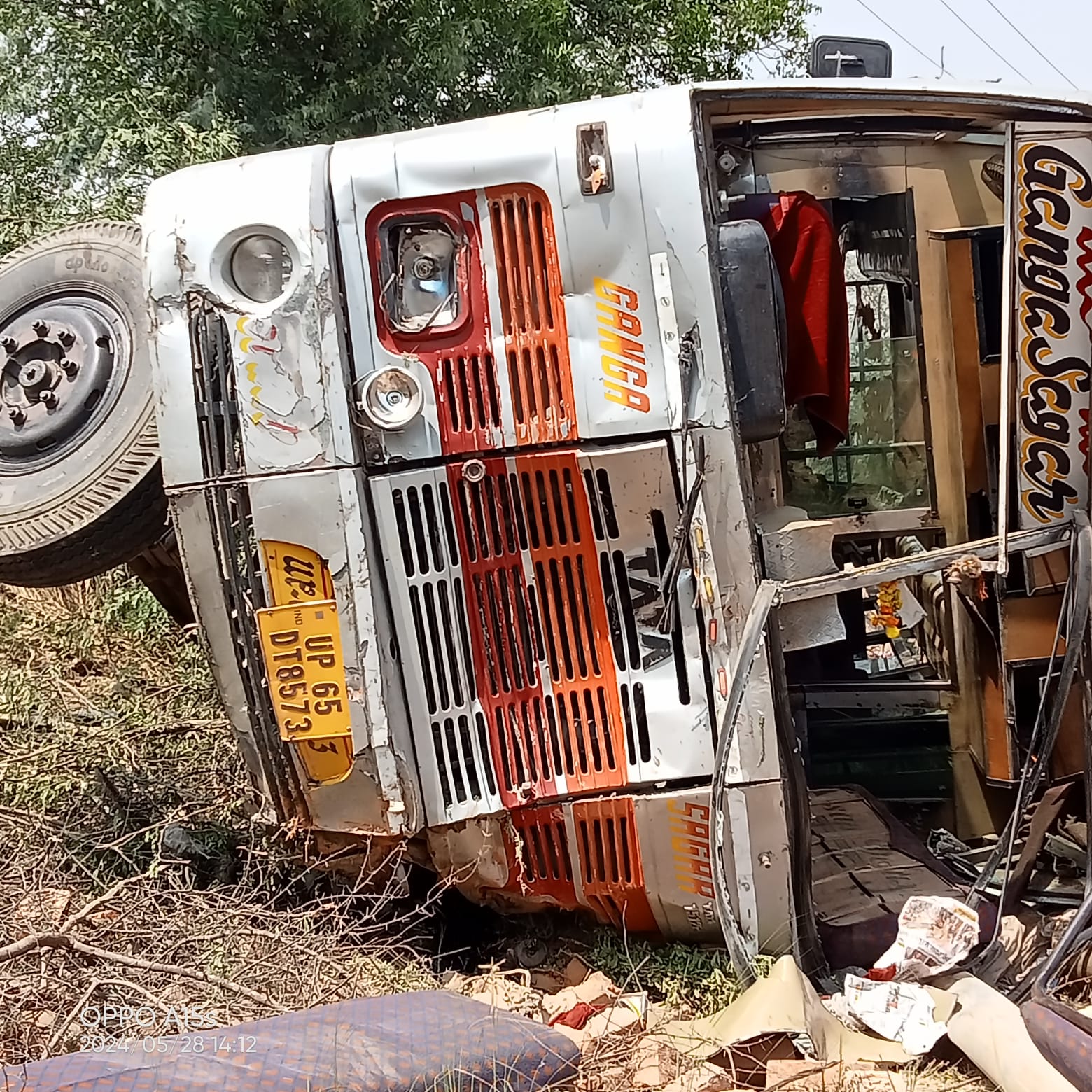 तेज रफ्तार बस अनियंत्रित होकर खंभे से टकराई