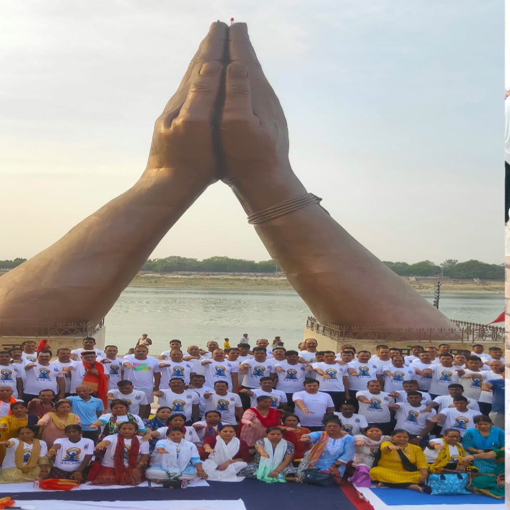 कमांडेंट 95 बटालियन के दिशा निर्देश से,अनिल सिंह गंगा हरतिमा ब्रांड के एंबेसडर के अगुवाई एवं गोवर्धन पूजा समिति के सहयोग से नमो घाट पर हुआ योगाभ्यास