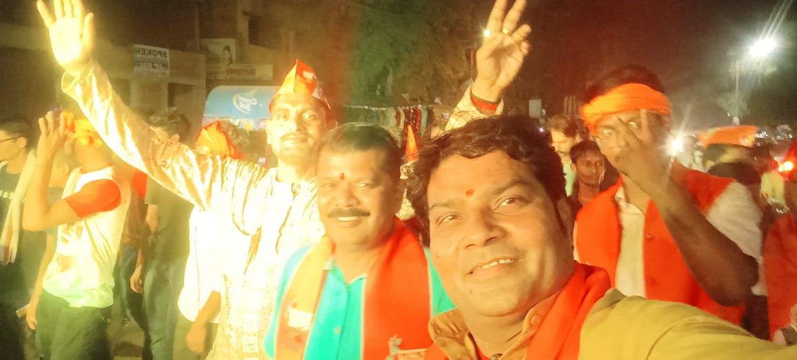प्रधानमंत्री नरेंद्र मोदी के शानदार जीत एवं एनडीए की सरकार बनने पर विजय जुलूस किला रोड से निकाला गया साथ मे कार्यकर्ताओं को मिठाई खिलाकर बधाई दिया गया
