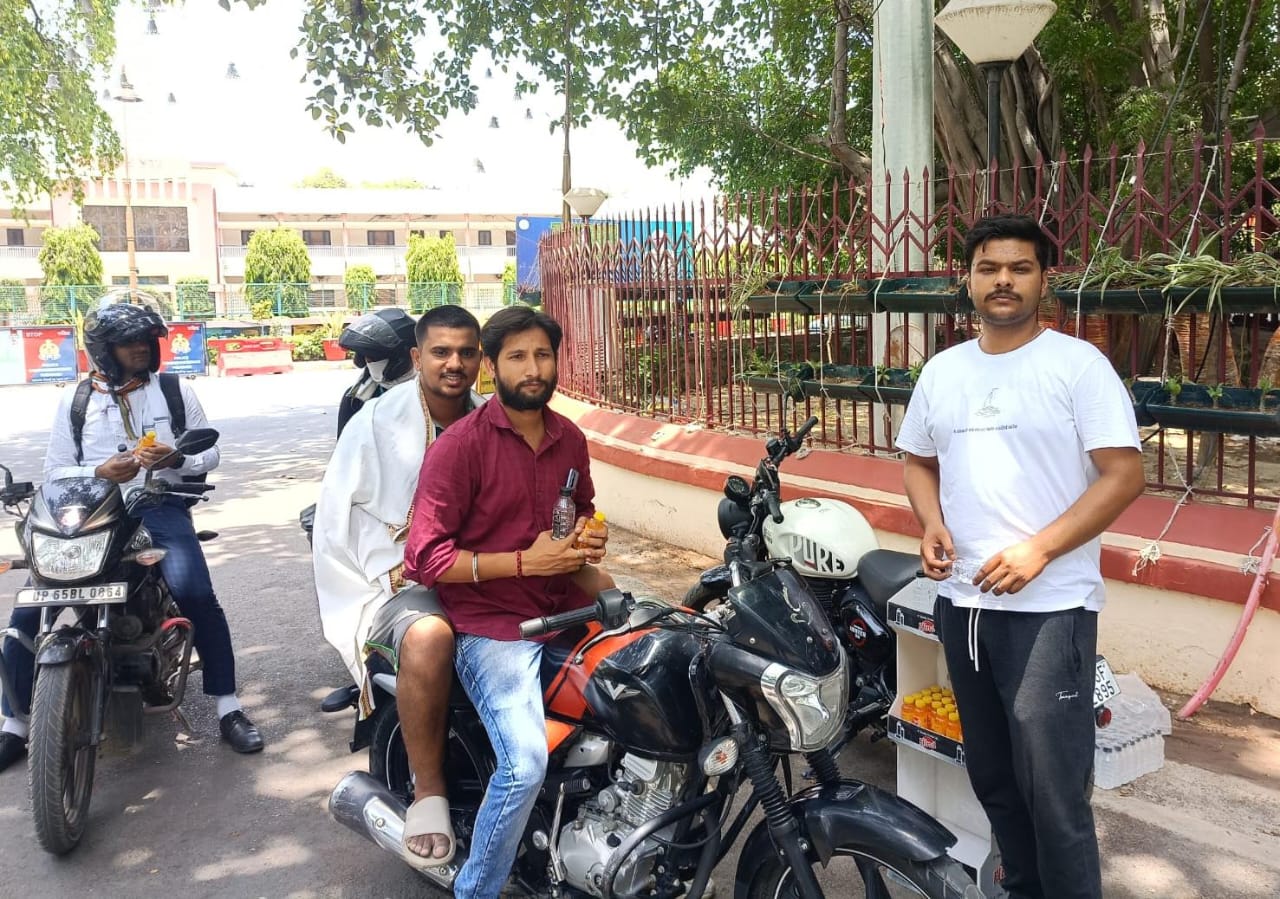 भीषण गर्मी से राहत हेतु वेयरहाउस वंडर्स एवं हिन्द जल के द्वारा लोगों को राहत हेतु निःस्वार्थ भाव से निःशुल्क पानी एवं कोल्ड ड्रिंक का वितरण 
