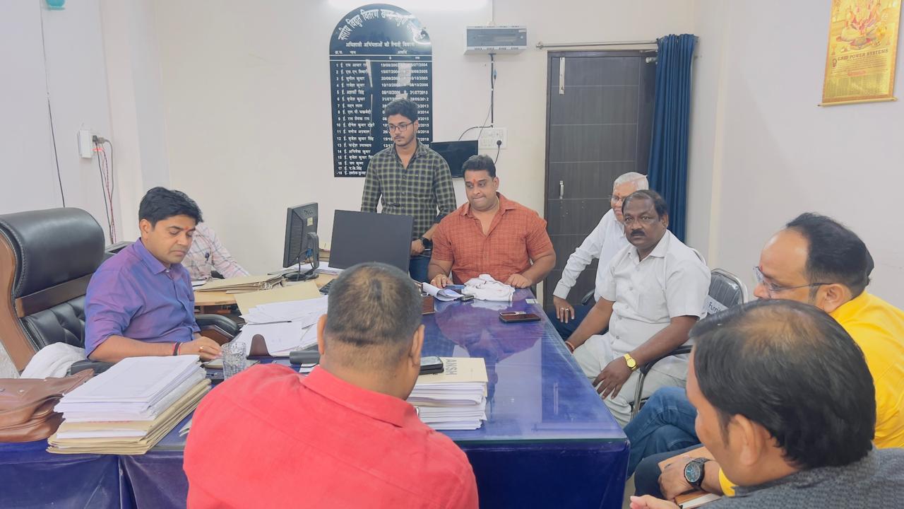 विद्युत मज़दूर पंचायत का प्रतिनिधि मंडल के जिलाध्यक्ष विजय कुमार सिंह ने घायल संविदा कर्मचारी शिवानन्द यादव के उपचार हेतु अवर अभियंता से दिलवाया ₹10000 रुपया