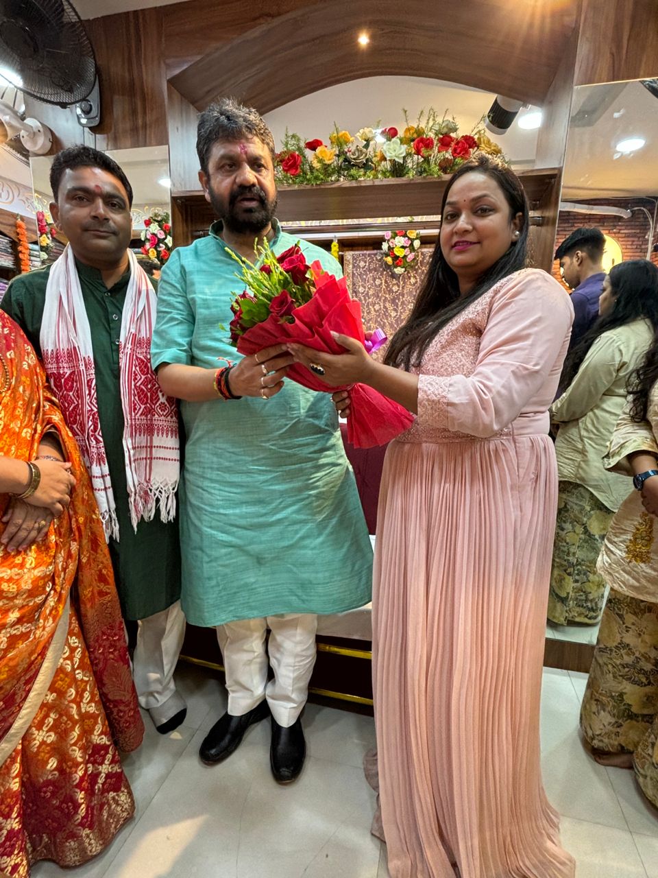 वेडज़ जोन साड़ी घर का मुख्य अतिथि नें फीता काटकर किया उद्घाटन