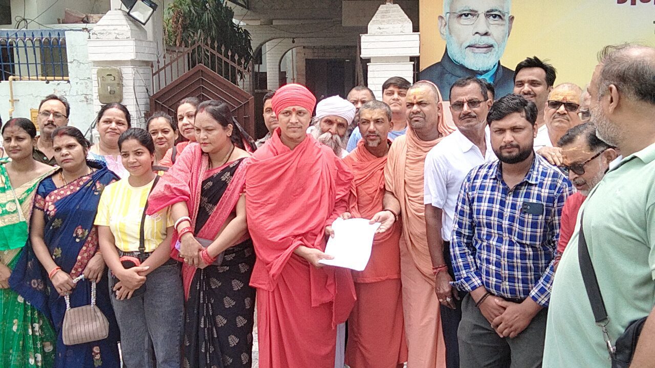 श्री काशी विश्वनाथ मंदिर में काशीवासी नेमी दर्शनार्थियों (ब्रह्ममुहूर्त) के नित्य दर्शन के सम्बन्ध में प्रधानमंत्री जन संपर्क कार्यालय पर सौपा ज्ञापन