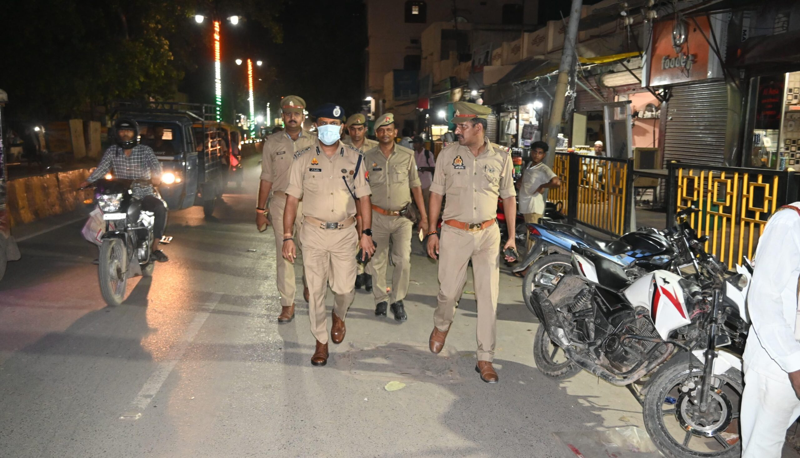 अपर पुलिस आयुक्त कानून एवं व्यवस्था डा0 एस चन्नप्पा ने प्रभारी निरीक्षक जैतपुरा के साथ पीली कोठी से गोलगड्डा तक किया पैदल गस्त |