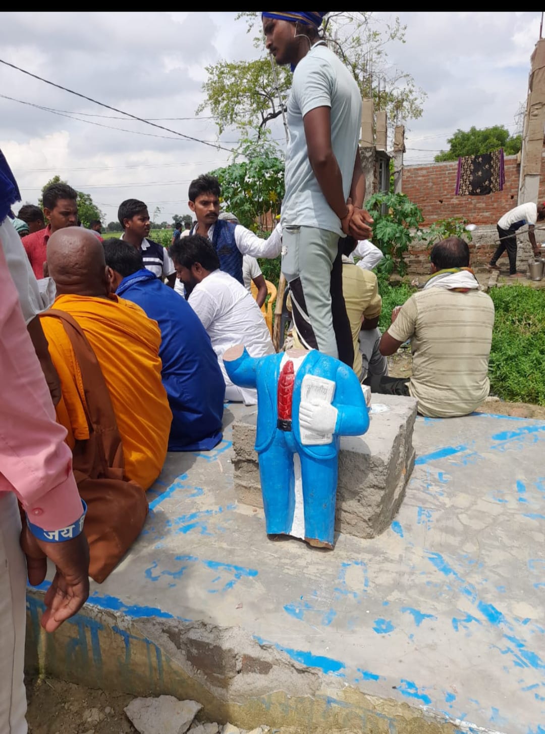 जाल्हपुर रमनां गांव में बाबा साहेब की मूर्ति को शरारती तत्वों द्वारा किया गया खण्डित मुकदमा दर्ज