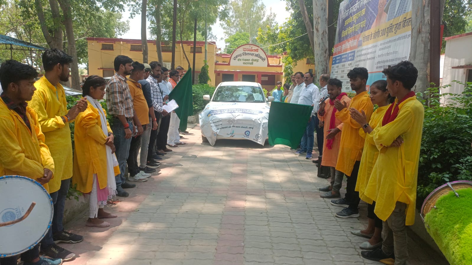 बीडीओ ने पेय जल स्वच्छता वैन को हरी झंडी दिखाकर किया रवाना