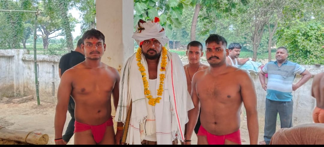 गुरु पूर्णिमा पर परानापुर दलदेव नगर अखाड़े पर पहलवानों नें किया गुरु की पूजा
