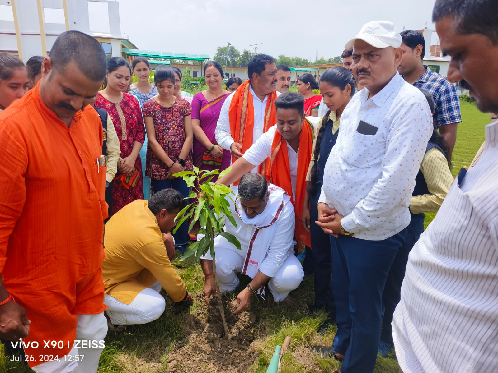 कारगिल विजय दिवस पर बलिदानियों के याद में महाविद्यालय में एमएलसी ने किया पौधारोपण