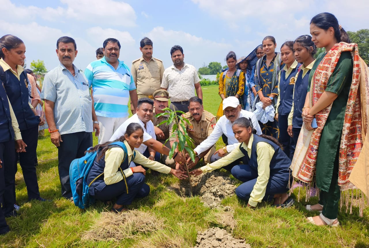 थाना प्रभारी ने छात्राओं को मिशन शक्ति के तहत किया जागरूक
