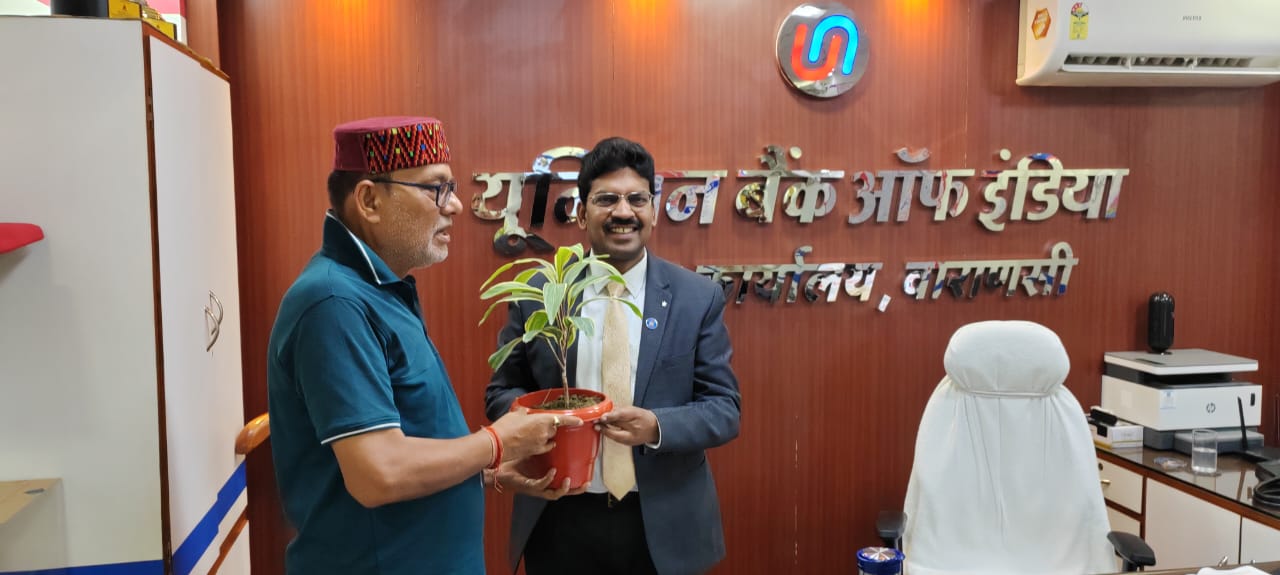 सृजन सामाजिक विकास न्यास के अध्यक्ष श्री अनिल कुमार सिंह और यूनियन बैंक के GM संजय नारायण जी के नेतृत्व में पौधे वितरण अभियान।