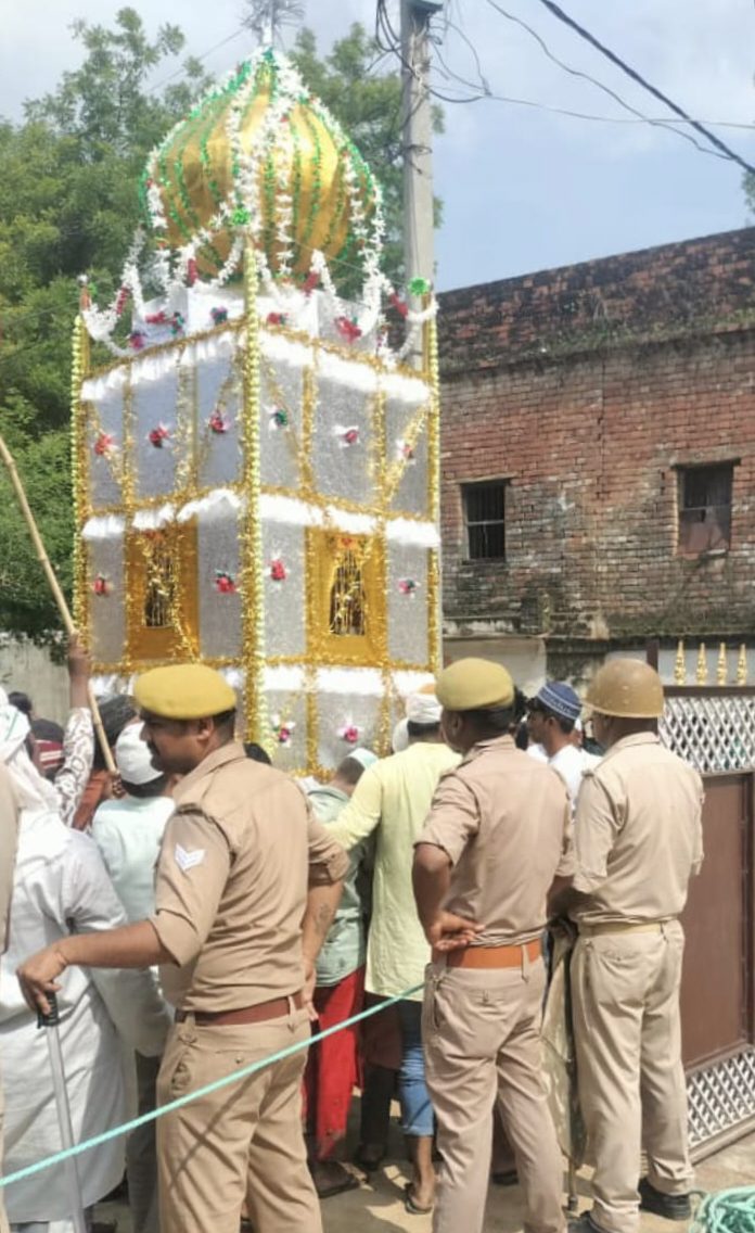 पुलिस फोर्स की मौजूदगी में निकाली गयी चंद्रावती गाँव की विवादित ताजिया