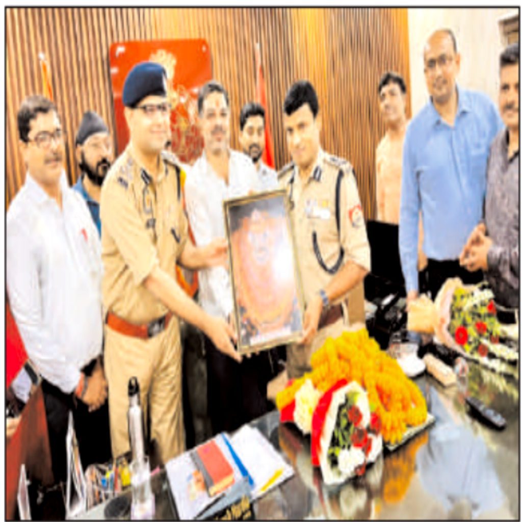 व्यापारियों द्वारा किया गया अधिकारियों का सम्मान
