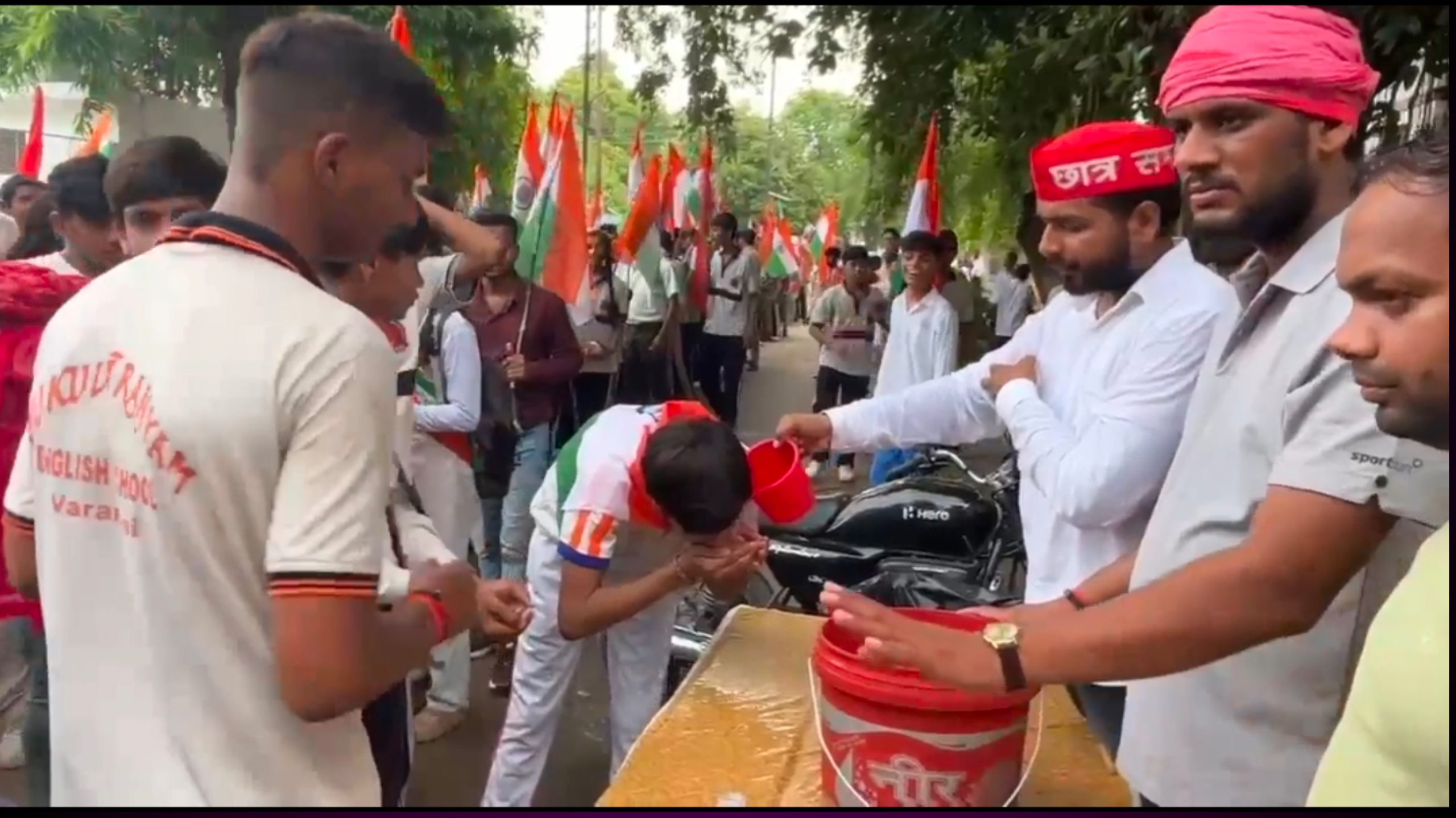 समाजवादी छात्रसभा राष्ट्र ने पेश की मानवता की अद्भुत मिसाल मुर्छित हो रहे छात्रों को स्टाल लगाकर पिलाया ग्लूकोज व पानी