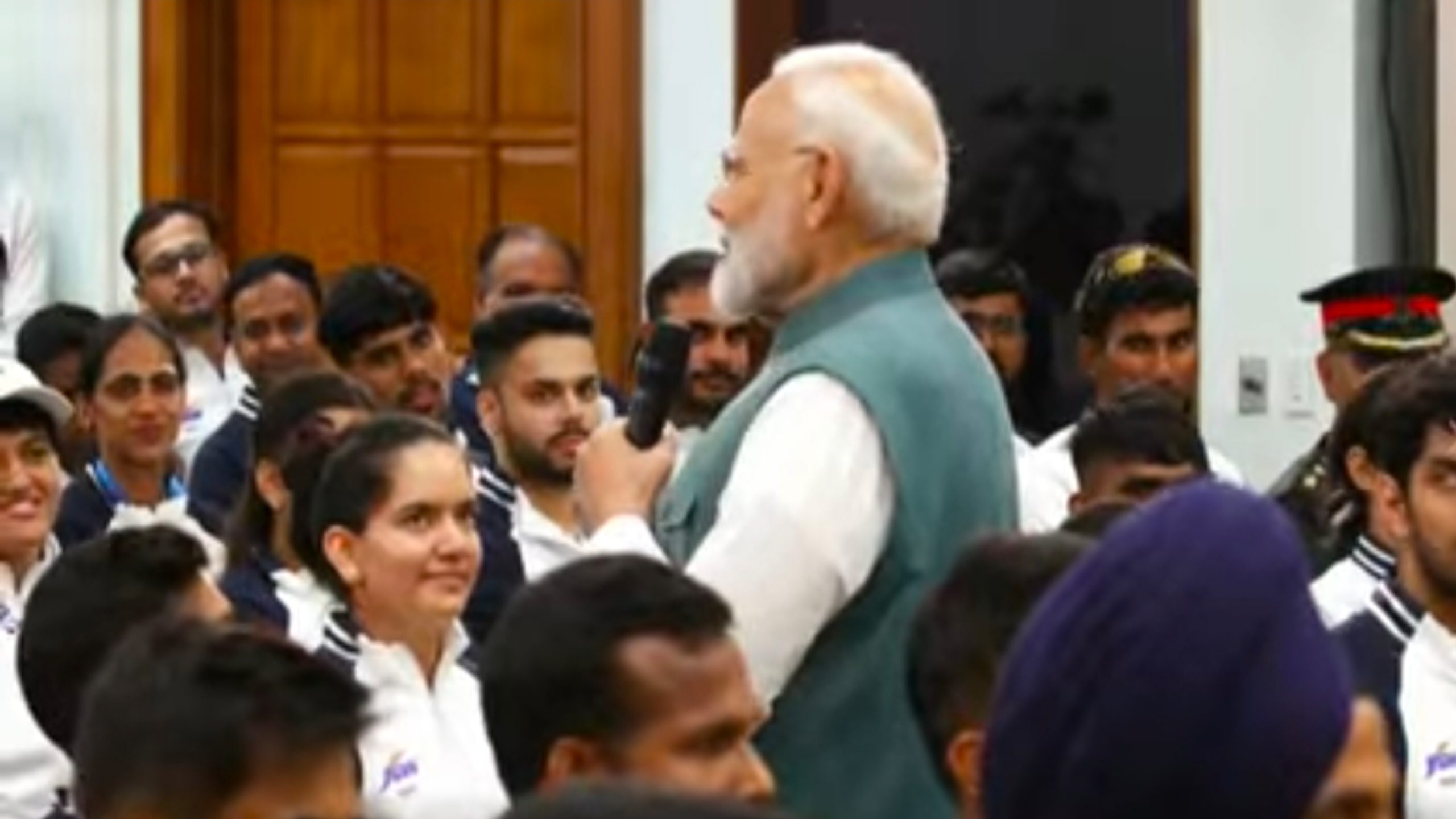 पीएम मोदी लाइव: प्रधानमंत्री नरेंद्र मोदी ने पेरिस ओलंपिक दल से मुलाकात और बातचीत की झलक।