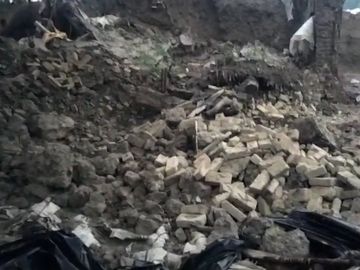 अजाँव में कच्चा मकान गिरने से एक घायल, गृहस्थी का सामान नष्ट।