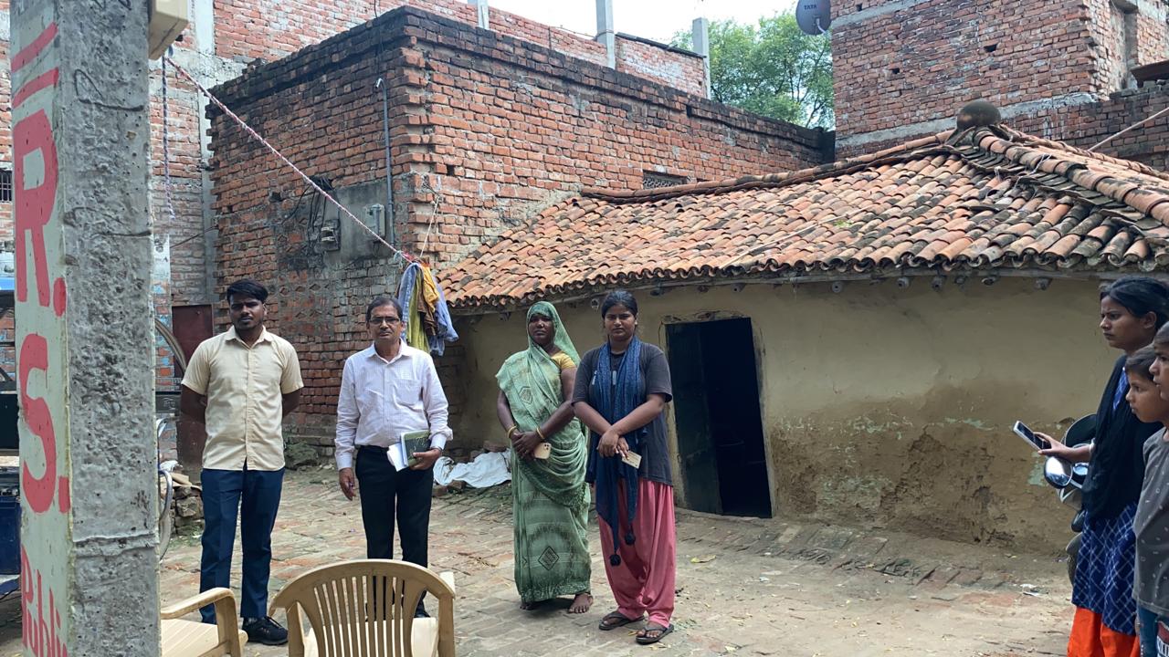 सहायक आयुक्त ने कुरहुआ मे सीएम आवास के लाभार्थियो की पात्रता की जाँच की