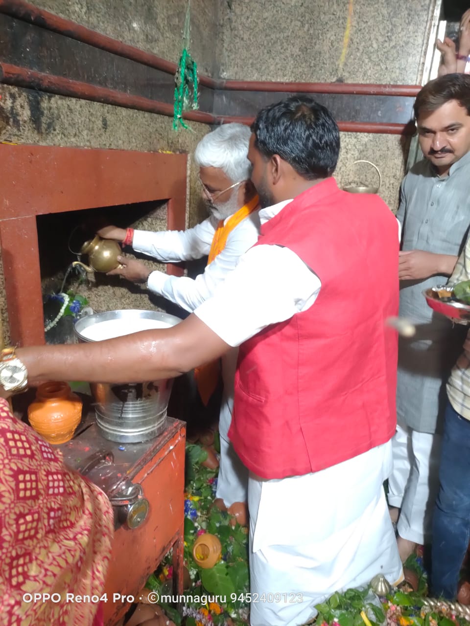 उत्तर प्रदेश के सिंचाई मंत्री स्वतंत्र देव सिंह व गाजीपुर एमएलसी विशाल सिंह चंचल ने मार्कंडेय महादेव का किया जलाभिषेक 