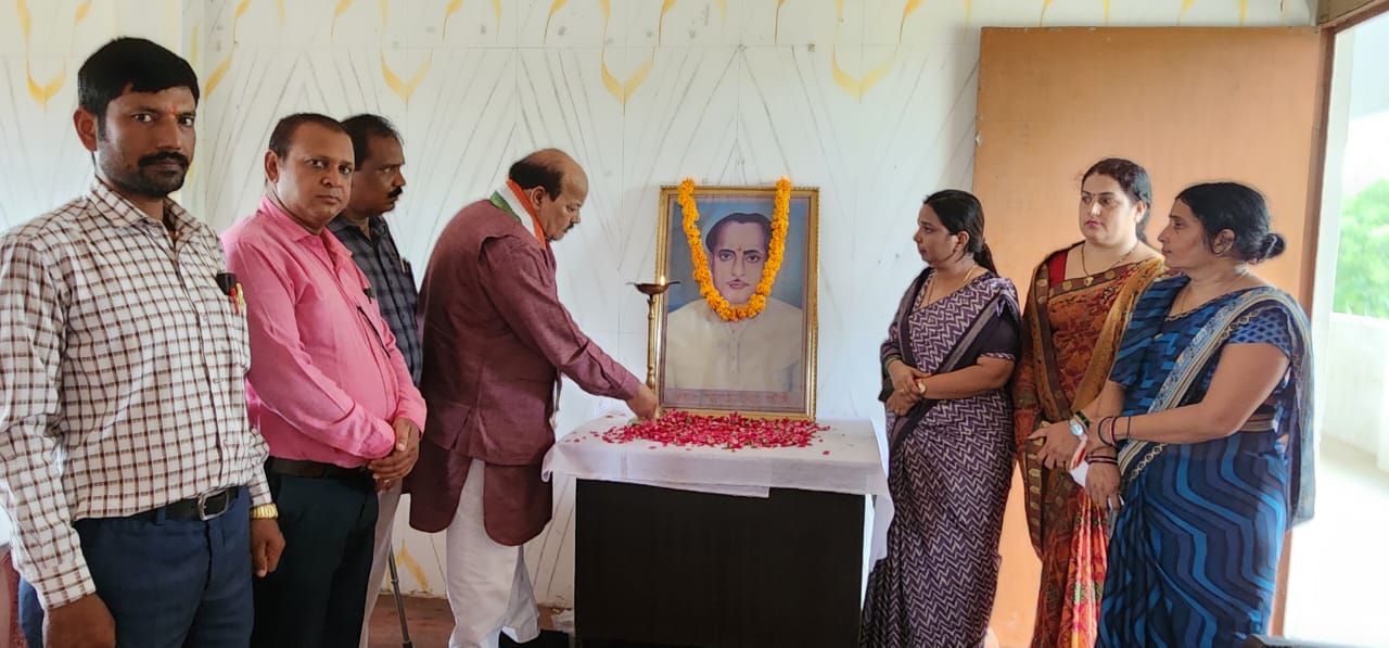 पंडित रामप्रवेश चौबे इंटर कॉलेज बाबतपुर नियार में मनाई गई पंडित राम प्रवेश चौबे की 37 वी पुण्यतिथि