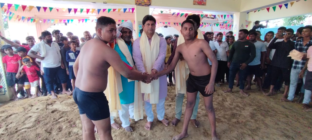 नागपंचमी पर रामनगर स्थित द्वारिका पहलवान अखाड़े में आयोजित हुआ दंगल कुश्ती प्रतियोगिता