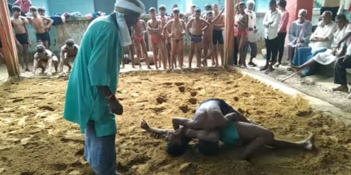 नाग पंचमी पर पहलवानों ने अखाड़े में दिखाया दमखम